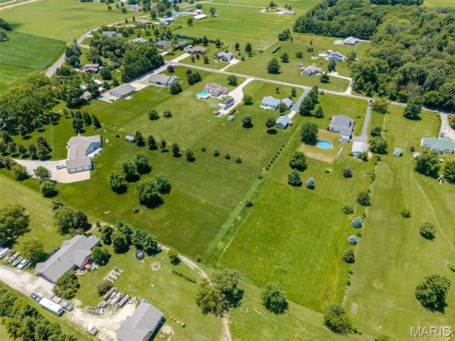 2100 Steinkoenig School Road, Highland, IL 62249