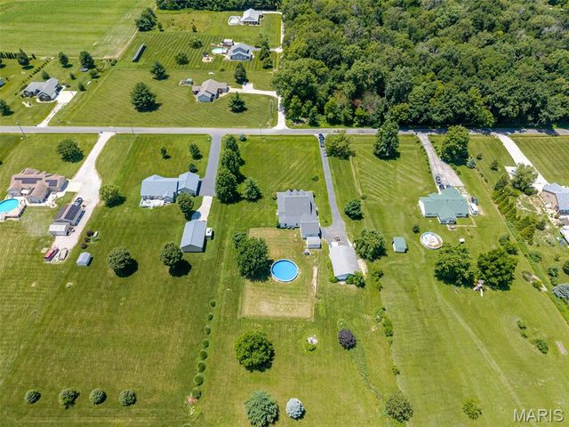 2100 Steinkoenig School Road, Highland, IL 62249