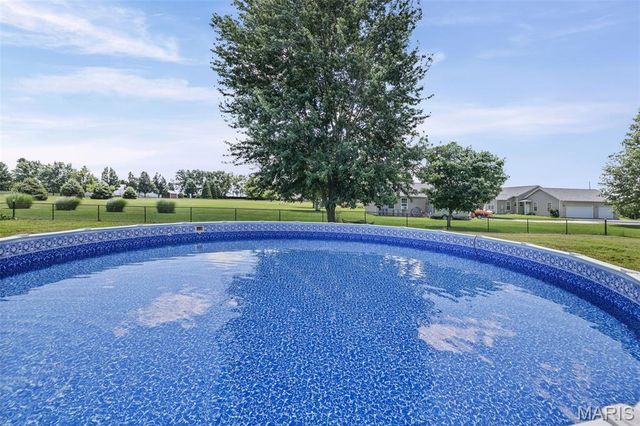 2100 Steinkoenig School Road, Highland, IL 62249