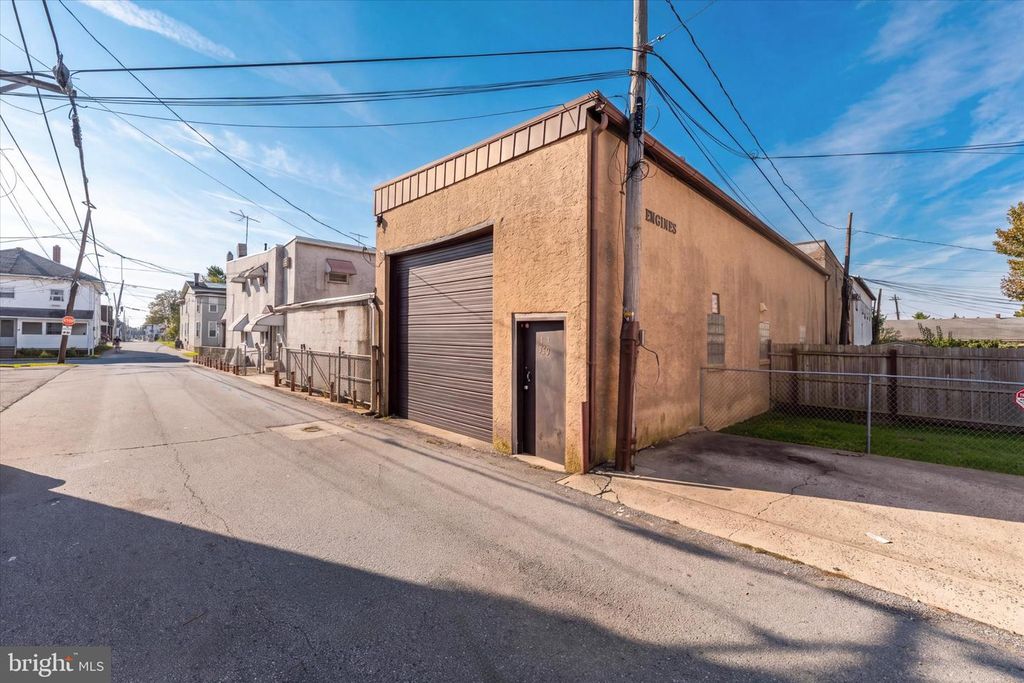 936 MAIDEN LN, MARCUS HOOK, PA 19061 — exterior