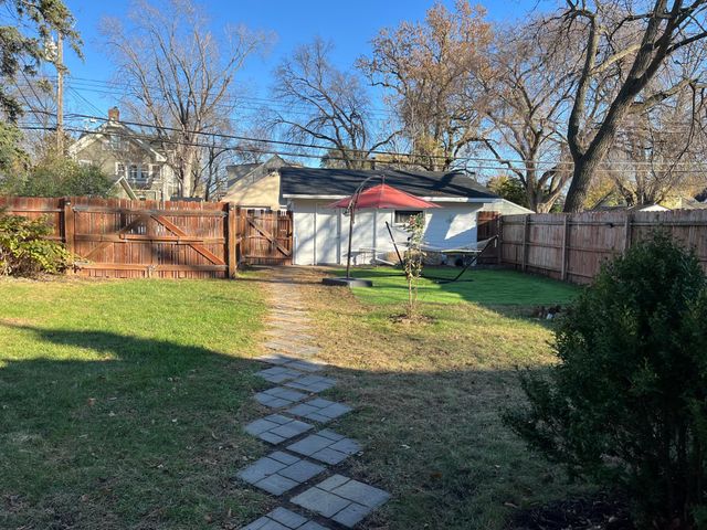 4050 Regent Avenue N, Robbinsdale, MN 55422