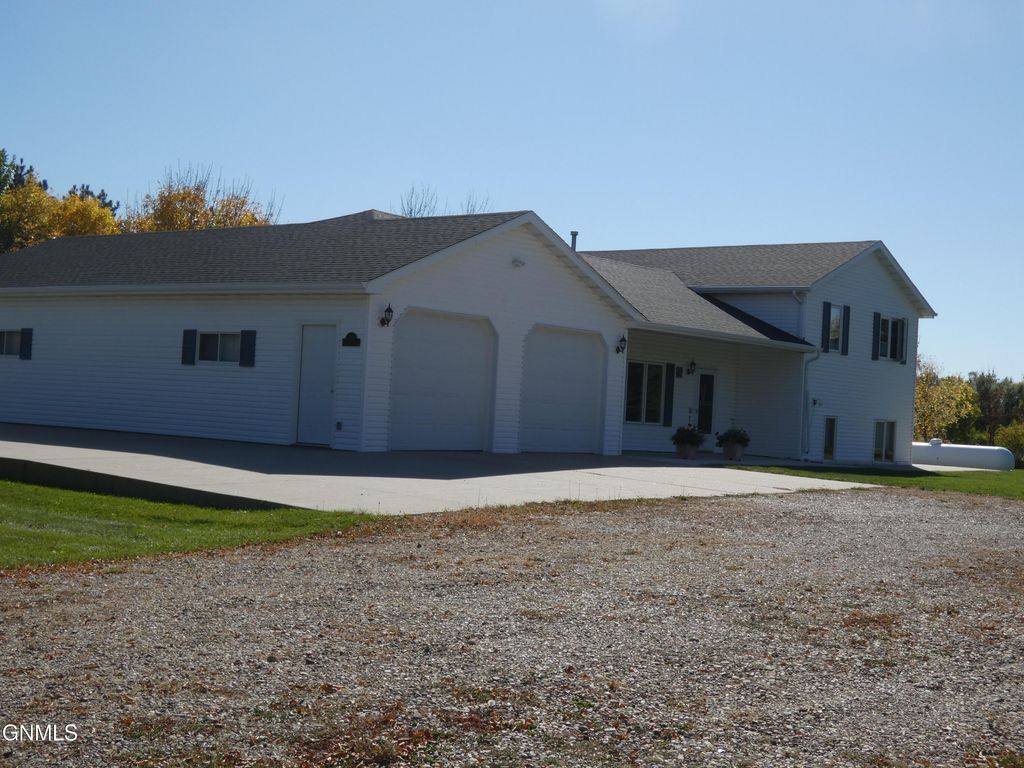 908 Bristol Drive E, Bismarck, ND 58501 photo 2