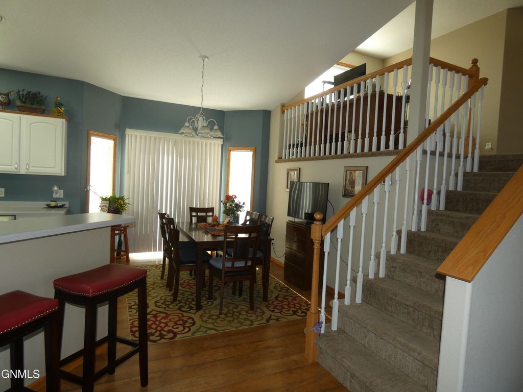 908 Bristol Drive E, Bismarck, ND 58501 photo 3