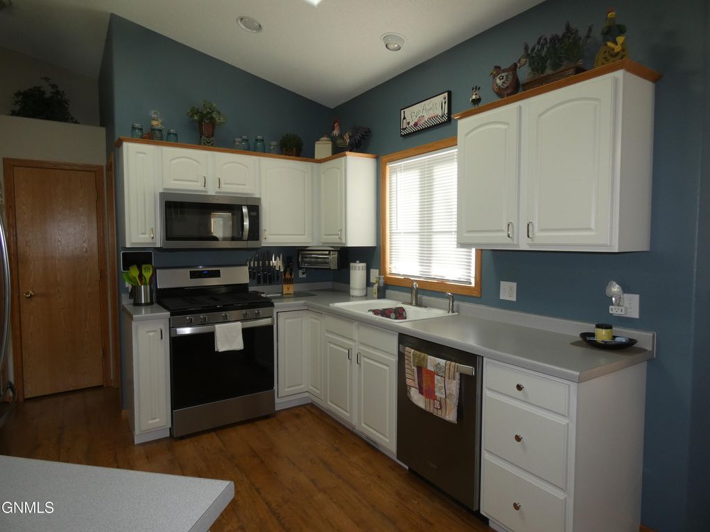 908 Bristol Drive E, Bismarck, ND 58501 photo 4