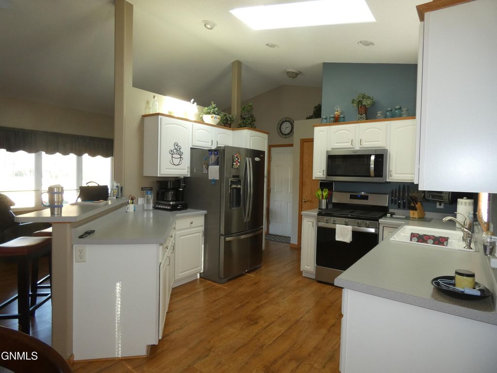 908 Bristol Drive E, Bismarck, ND 58501 photo 5
