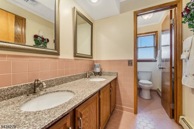 10 Chestnut Ave, Frenchtown Boro, NJ 08825