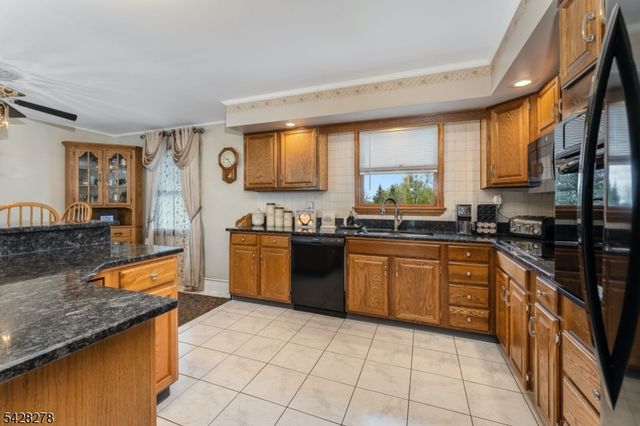 10 Chestnut Ave, Frenchtown Boro, NJ 08825
