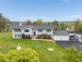 10 Chestnut Ave, Frenchtown Boro, NJ 08825