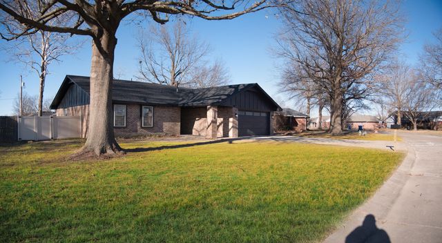 2221 Elmwood Lane, Miami, OK 74354