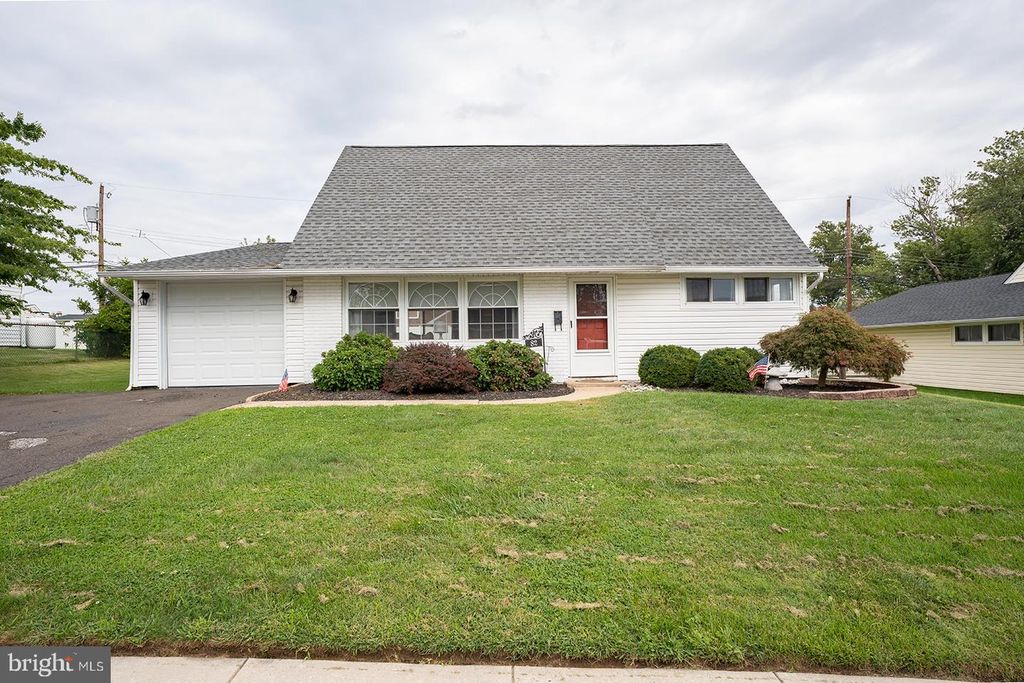 82 COBALT RIDGE DR E, LEVITTOWN, PA 19057 — exterior