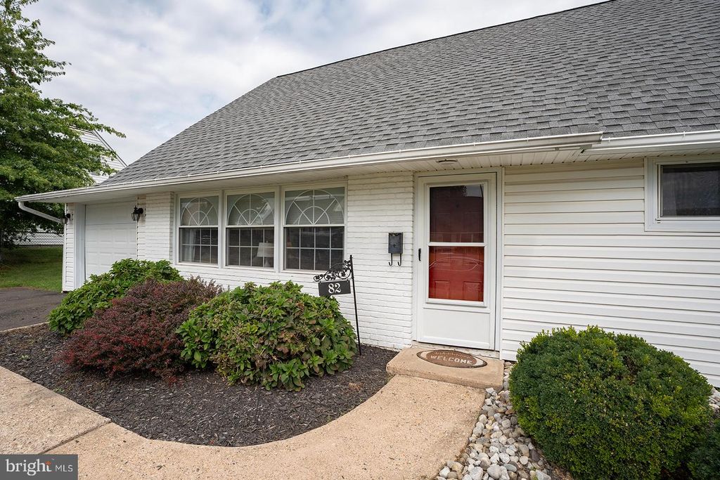 82 COBALT RIDGE DR E, LEVITTOWN, PA 19057 — photo 2