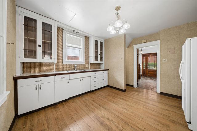 333 Greenwood Pl, Bridgeville, PA 15017