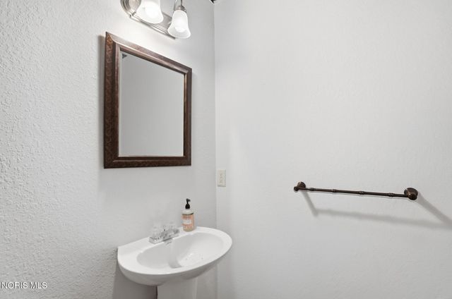 8828 Cedar Bend Road, Sylvania, OH 43560