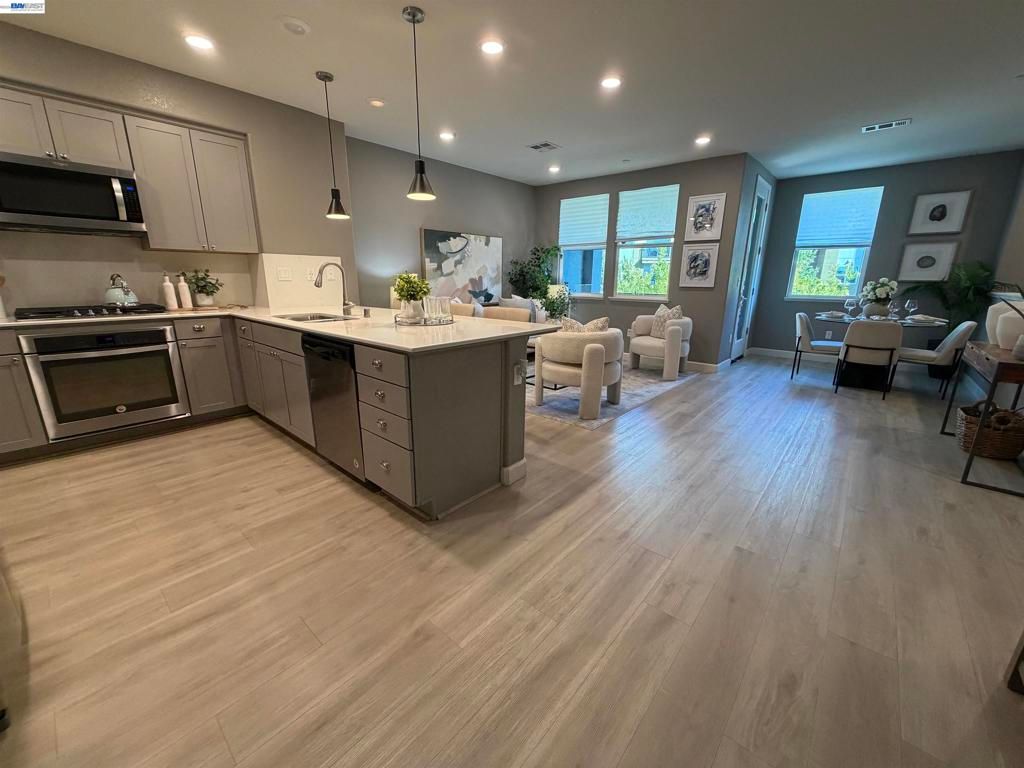 Image 3 of property listing at 558 Clover Cir, Milpitas, CA 95035