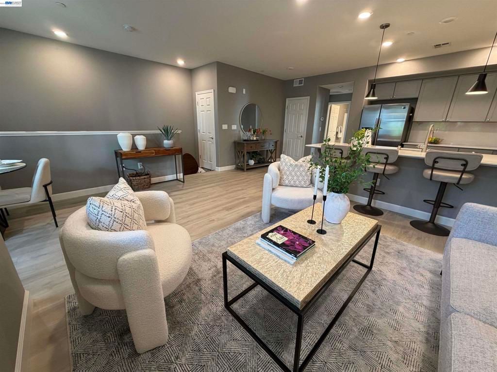 Image 4 of property listing at 558 Clover Cir, Milpitas, CA 95035