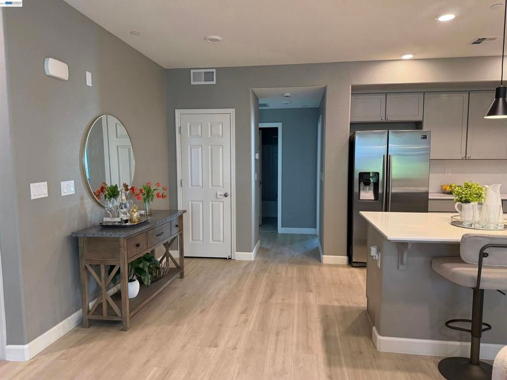 Image 6 of property listing at 558 Clover Cir, Milpitas, CA 95035