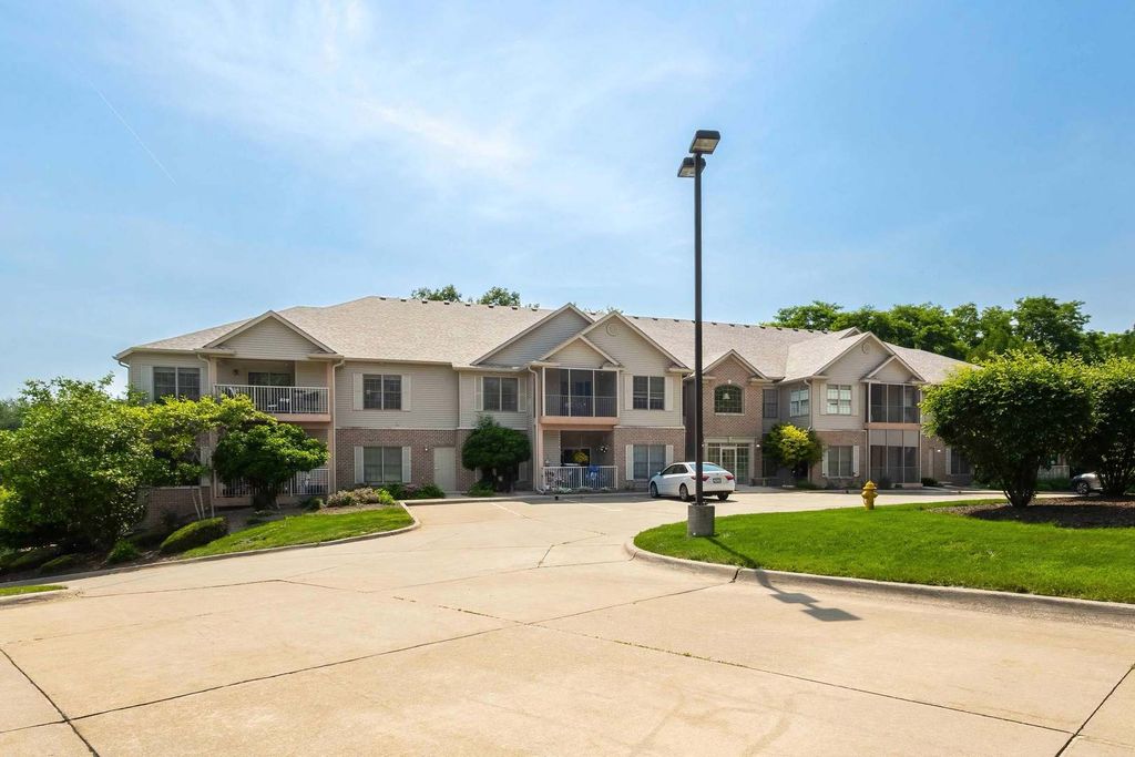 1237 Kimberly Road 1237, Bettendorf, IA 52722