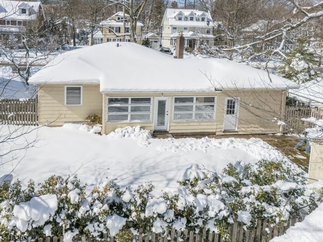 64 Tulip St, Summit City, NJ 07901