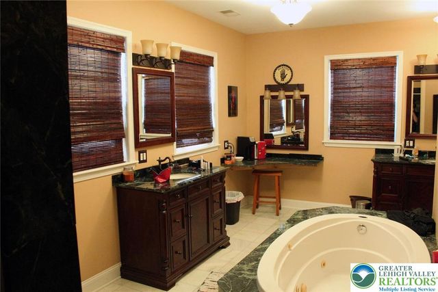 3045 West Scenic Drive, Moore Twp, PA 18038