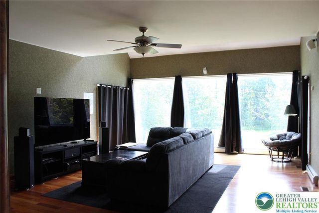 3045 West Scenic Drive, Moore Twp, PA 18038