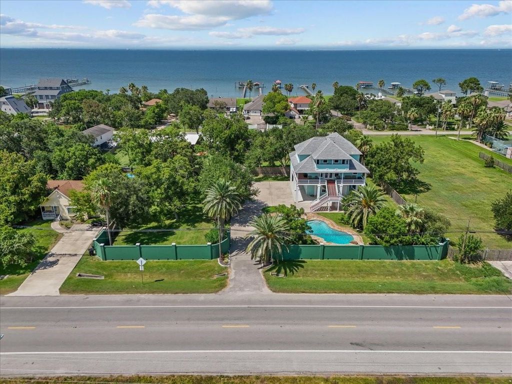 2564 E Bayshore Drive, Dickinson, TX 77539