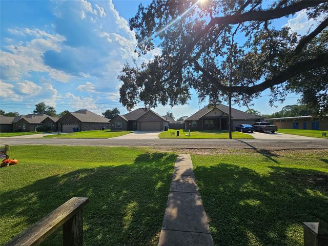502 N Holly Street, Sweeny, TX 77480