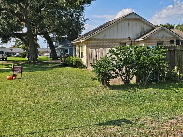 502 N Holly Street, Sweeny, TX 77480