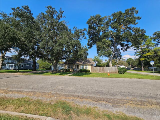 502 N Holly Street, Sweeny, TX 77480