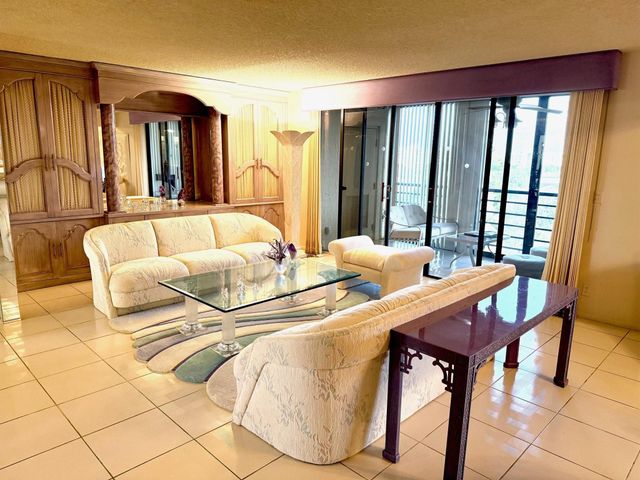 7564 Regency Lake Drive 702, Boca Raton, FL 33433