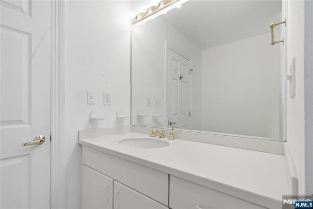 207 Shearwater Court 17, Jersey City, NJ 07305