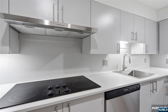 207 Shearwater Court 17, Jersey City, NJ 07305