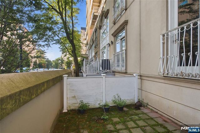 207 Shearwater Court 17, Jersey City, NJ 07305