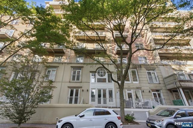 207 Shearwater Court 17, Jersey City, NJ 07305