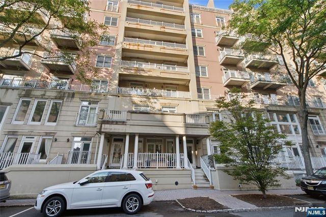 207 Shearwater Court 17, Jersey City, NJ 07305