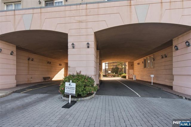 207 Shearwater Court 17, Jersey City, NJ 07305