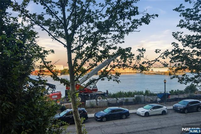 207 Shearwater Court 17, Jersey City, NJ 07305