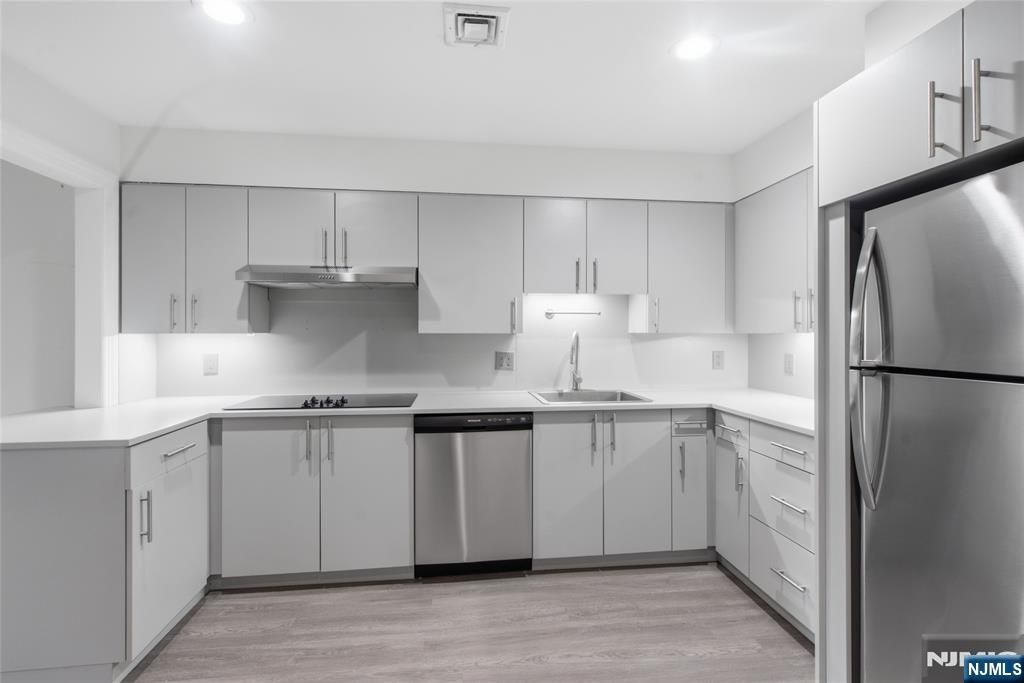 207 Shearwater Court 17, Jersey City, NJ 07305