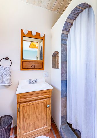 33 Moya Loop, Santa Fe, NM 87508