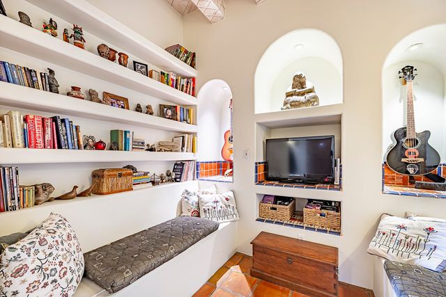 33 Moya Loop, Santa Fe, NM 87508