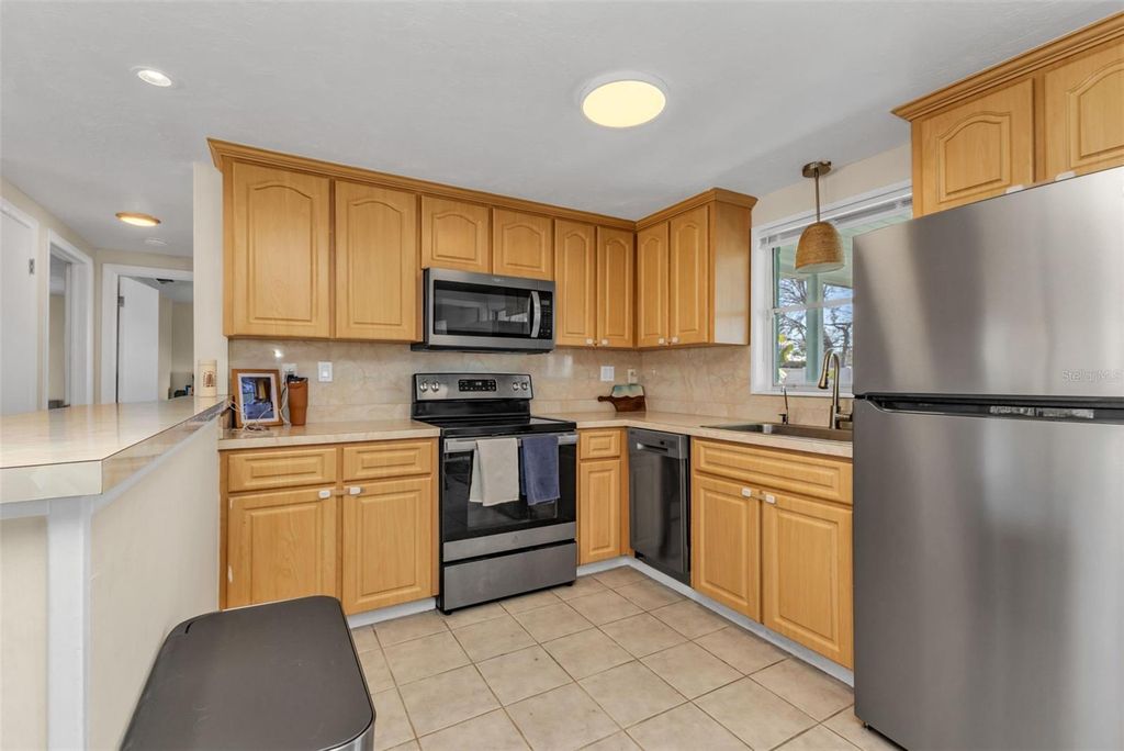 Image 12 of property listing at 960 DARWIN ROAD, Venice, FL 34293