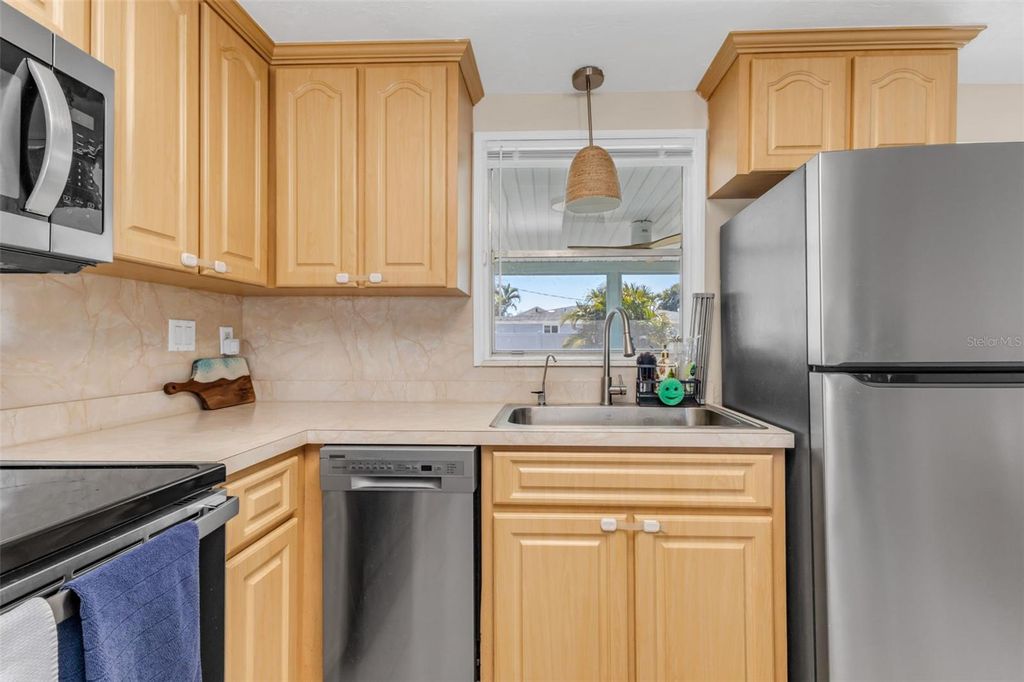 Image 13 of property listing at 960 DARWIN ROAD, Venice, FL 34293