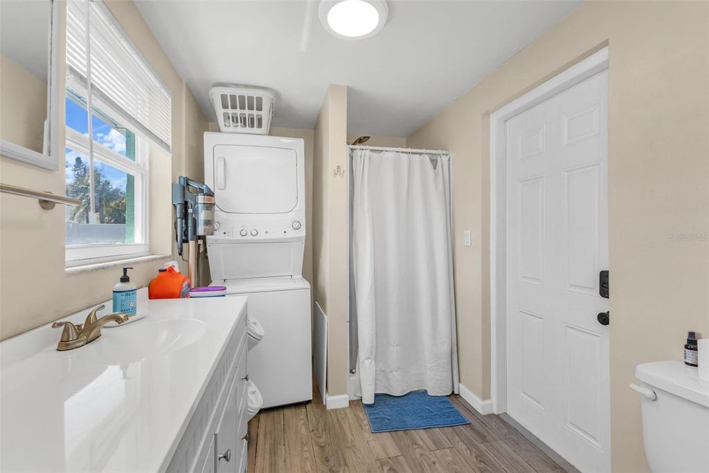 Image 16 of property listing at 960 DARWIN ROAD, Venice, FL 34293