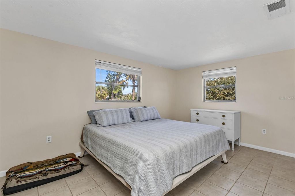 Image 19 of property listing at 960 DARWIN ROAD, Venice, FL 34293