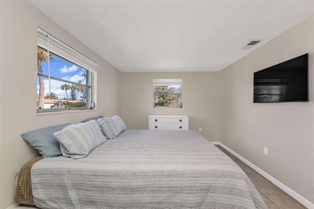 Image 20 of property listing at 960 DARWIN ROAD, Venice, FL 34293