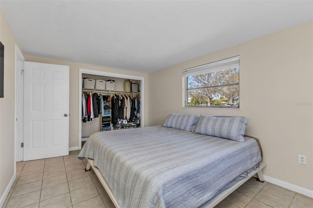 Image 21 of property listing at 960 DARWIN ROAD, Venice, FL 34293