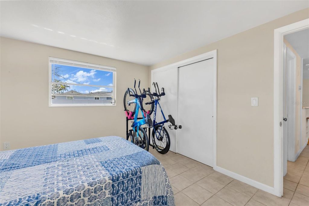 Image 23 of property listing at 960 DARWIN ROAD, Venice, FL 34293