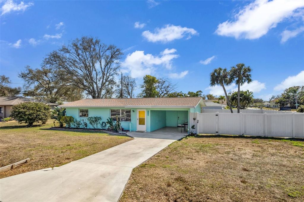 Image 4 of property listing at 960 DARWIN ROAD, Venice, FL 34293