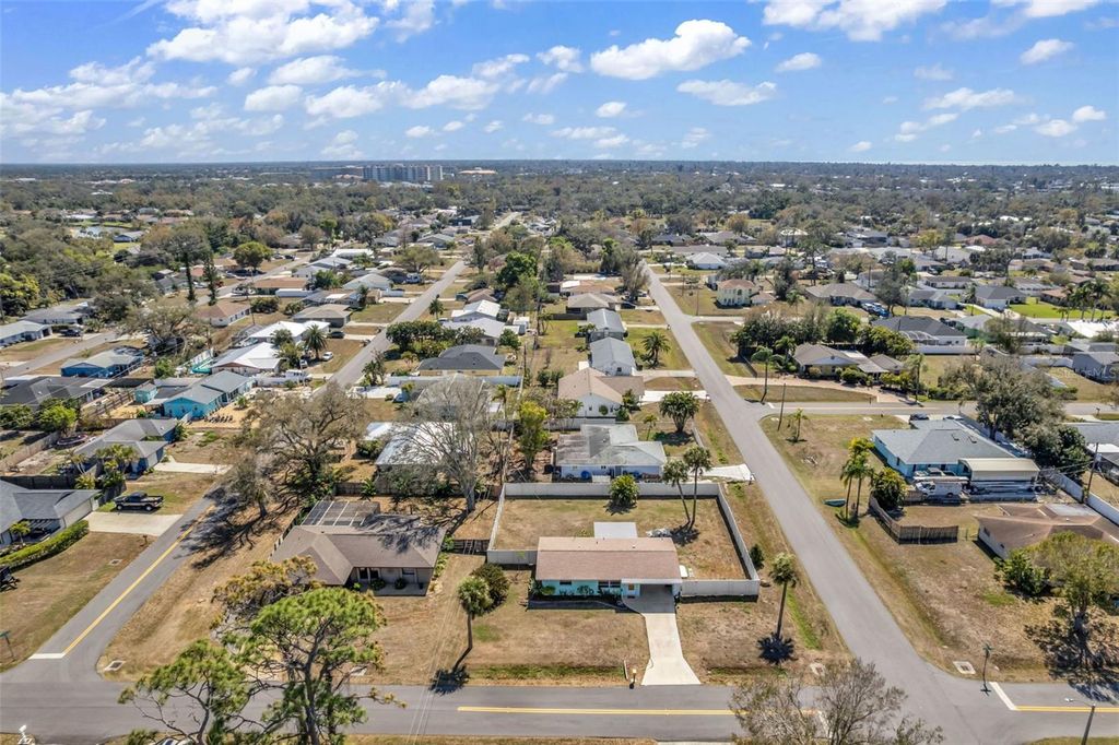 Image 37 of property listing at 960 DARWIN ROAD, Venice, FL 34293