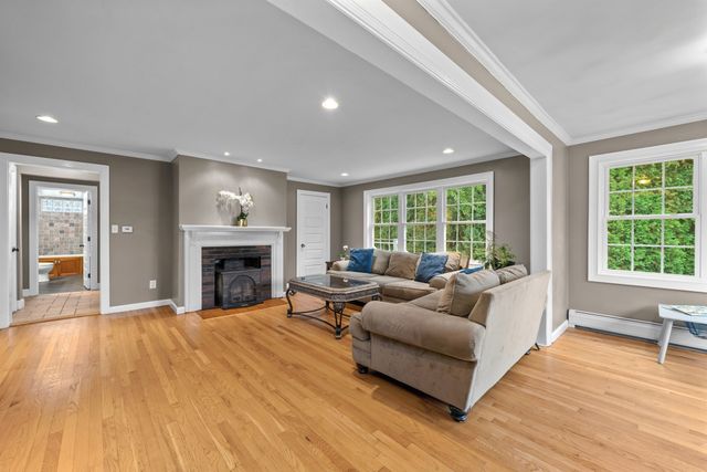 6 Dixfield Rd, Worcester, MA 01606