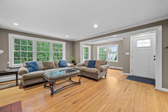 6 Dixfield Rd, Worcester, MA 01606